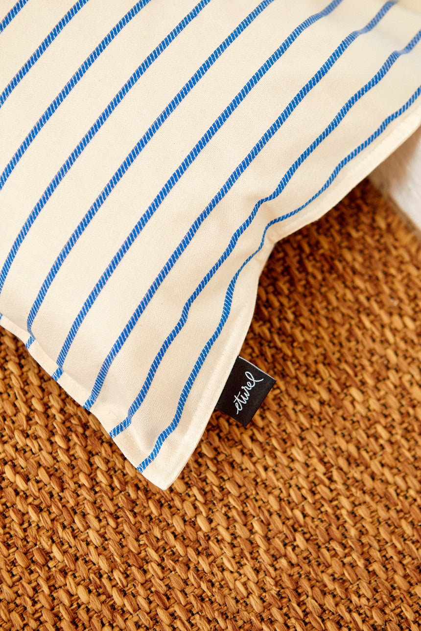 Cotton cushion cover in a blue chain-link weave, 50 x 30 cm