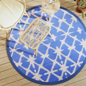 Arakil round outdoor rug in blue and white, 160 cm
