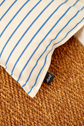 Cotton cushion cover in a blue chain-link weave, 50 x 30 cm