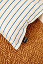 Cotton cushion cover in a blue chain-link weave, 50 x 30 cm