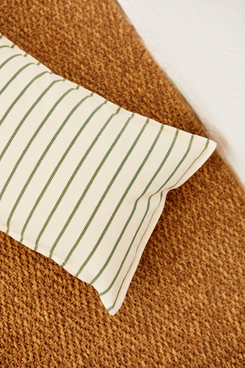 Cotton cushion cover in a green chain-link weave, 50 x 30 cm