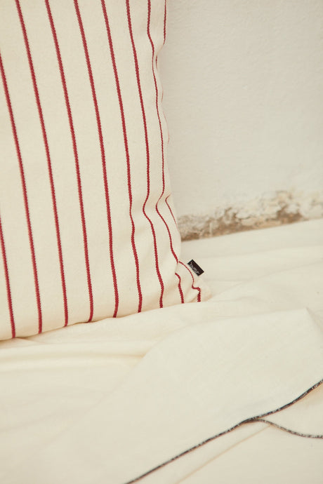 Cushion cover in burgundy cotton canvas