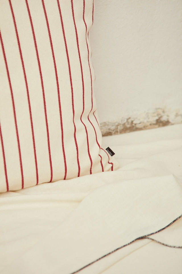 Cushion cover in burgundy cotton canvas