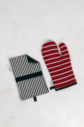 Cotton oven mitt and pot holder in burgundy canvas