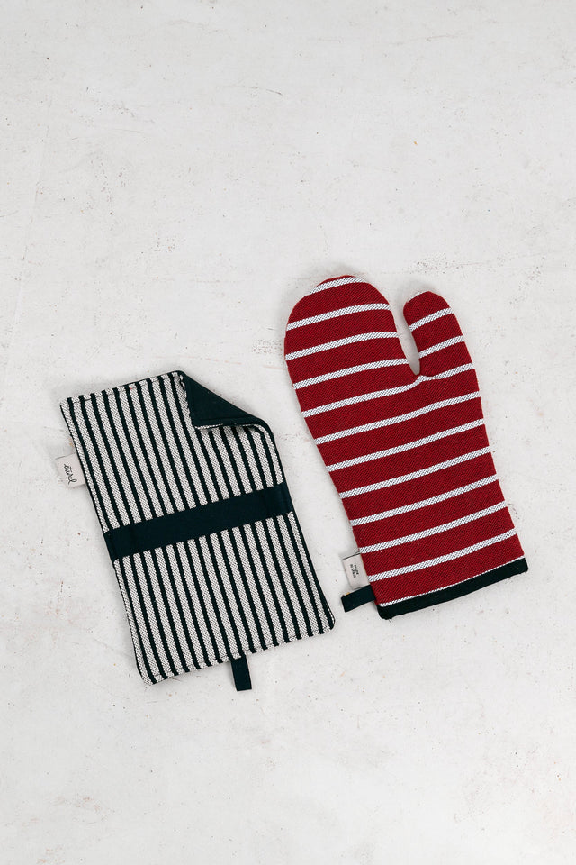 Cotton oven mitt and pot holder in burgundy canvas