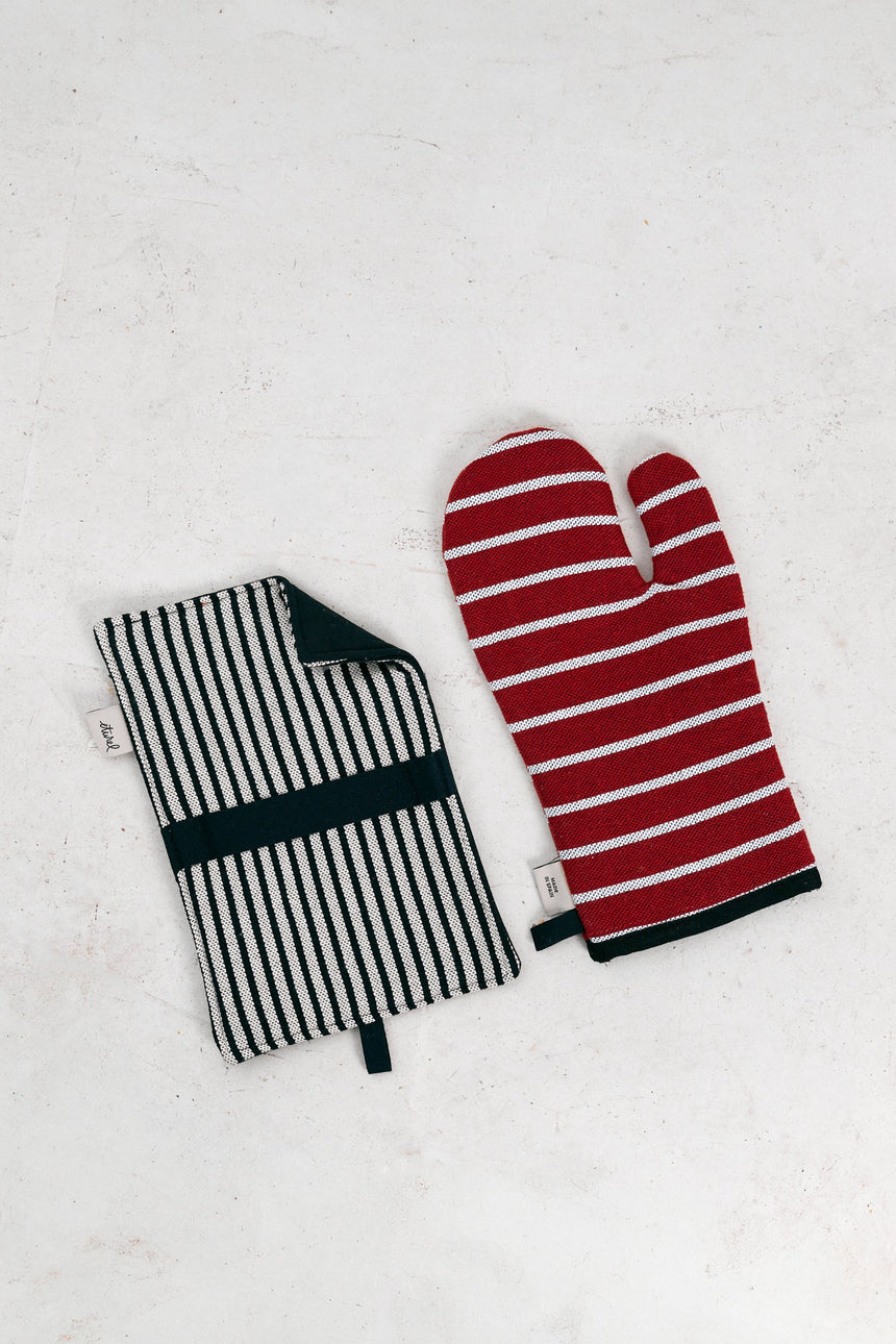 Cotton oven mitt and pot holder in burgundy canvas